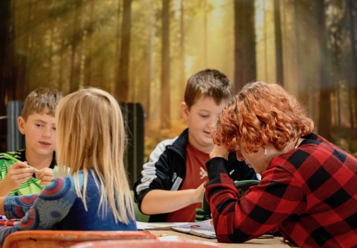 Kinder lernen gemeinsam am Tisch